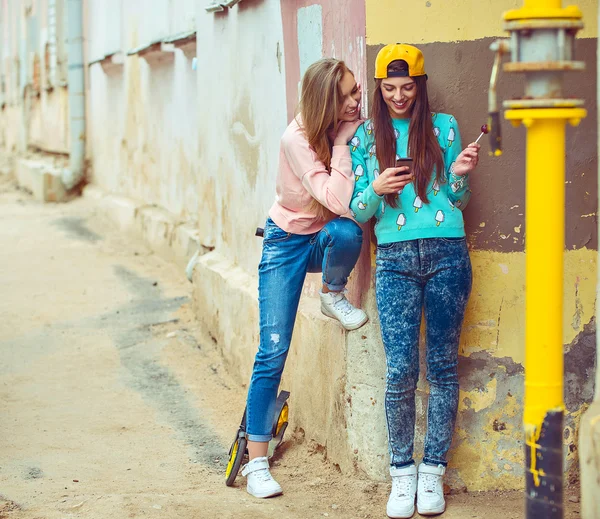 Twee vriendinnen zijn knuffelen en plezier — Stockfoto