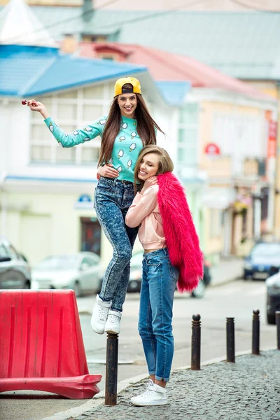 두 여자는 포옹과 재미 — 스톡 사진