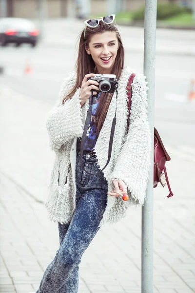 Menina de moda de rua jovem no fundo da parede de tijolo velho. Ao ar livre, estilo de vida . — Fotografia de Stock