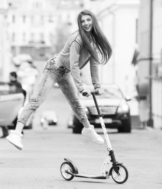 Kız şehirde bir kaykay üzerinde