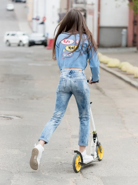 Girl on a skateboard in the city — Stock Photo, Image