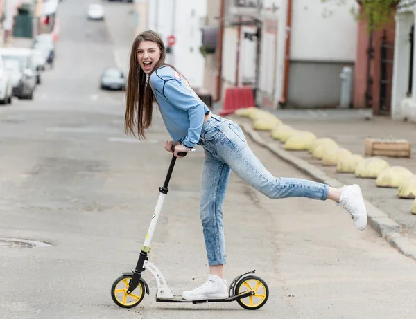 Девушка на скейтборде в городе — стоковое фото