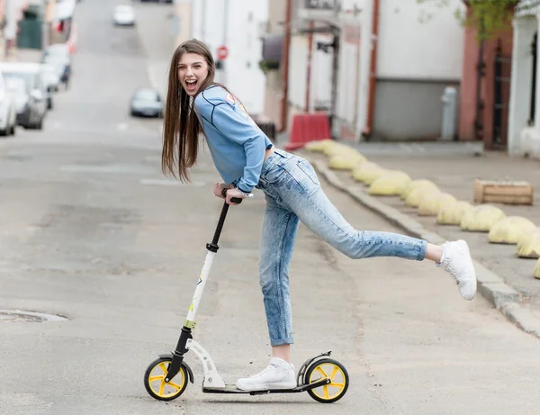 Mädchen auf Skateboard in der Stadt — Stockfoto