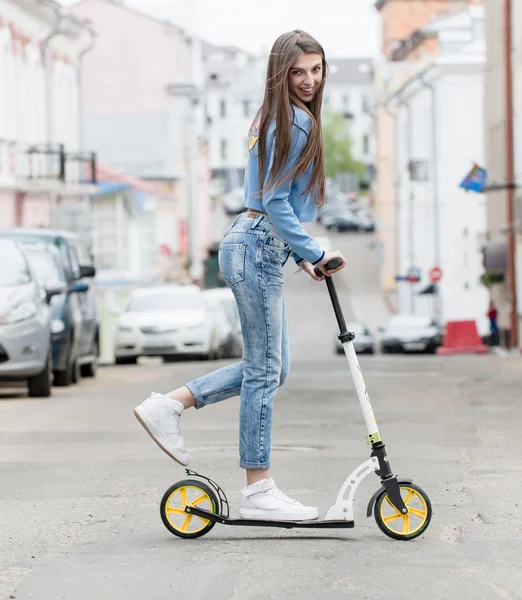 Κορίτσι σε ένα skateboard στην πόλη — Φωτογραφία Αρχείου