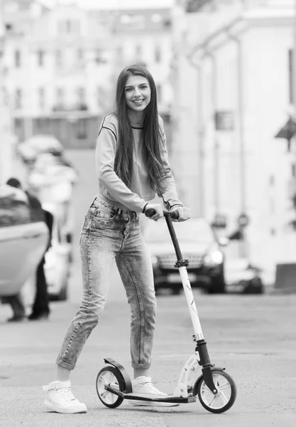 Dziewczyna na deskorolce w mieście — Zdjęcie stockowe