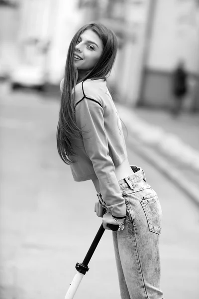 Fiatal utcai divat lány a háttérben a régi tégla fal. a szabadban, életmód. — Stock Fotó