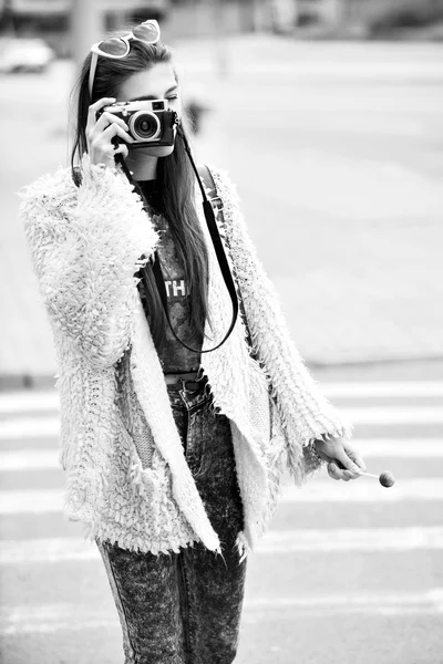 Menina de moda de rua jovem no fundo da parede de tijolo velho. Ao ar livre, estilo de vida . — Fotografia de Stock