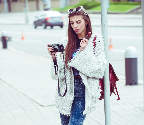 古いれんが造りの壁の背景の若者のストリートファッションの女の子。アウトドア、ライフ スタイル. — ストック写真