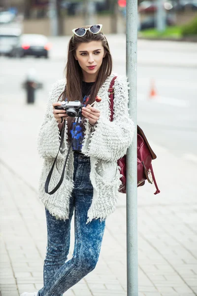 Menina de moda de rua jovem no fundo da parede de tijolo velho. Ao ar livre, estilo de vida . — Fotografia de Stock