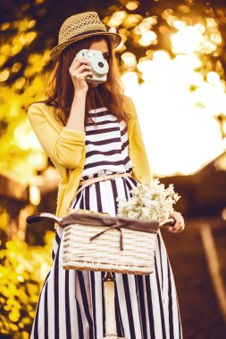 genç güzel, şık giyimli kadın bisiklet ile. Güzellik, moda ve yaşam tarzı