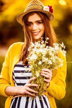 Hasır Şapkalı hipster moda kız tutmak güzellik çiçek 