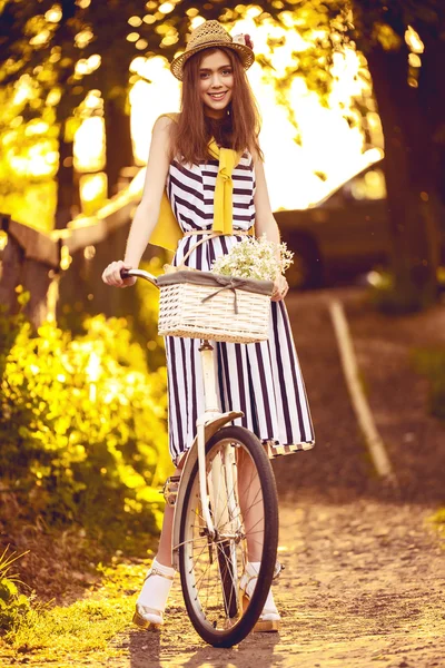 Lány egy kerékpár a faluban — Stock Fotó