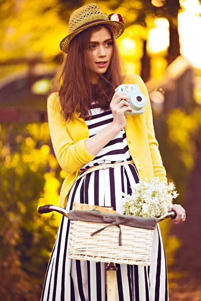 Jonge mooie, elegant gekleed vrouw met fiets. schoonheid, mode en lifestyle — Stockfoto