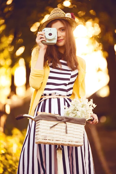 Jonge mooie, elegant gekleed vrouw met fiets. schoonheid, mode en lifestyle — Stockfoto