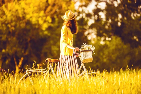 Ragazza in bicicletta nel villaggio — Foto Stock