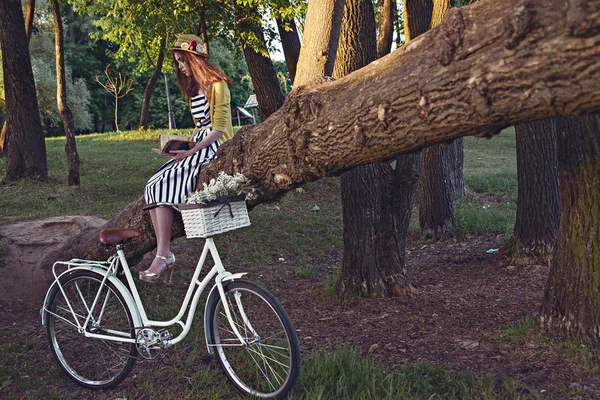 Moda hipster menina ler livro sobre a natureza fundo — Fotografia de Stock