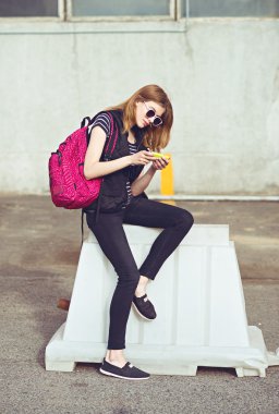 insanlar, teknoloji ve internet kavramı - yakın genç kız el ile smartphone