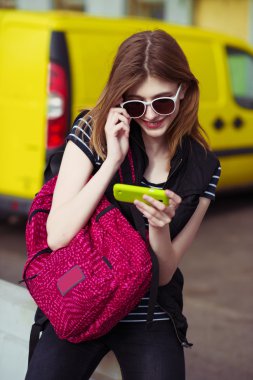 insanlar, teknoloji ve internet kavramı - yakın genç kız el ile smartphone