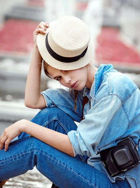 Hipster woman in park fashion city style — Stock Photo, Image