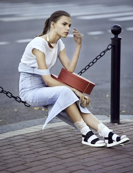 Meisje l in modieuze kleding kousen een sundress — Stockfoto