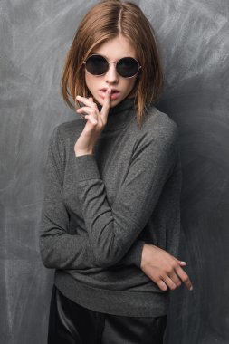 Genç stil sahibi kadın.