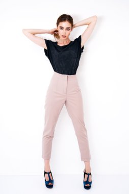 fasshion model poz Studio beyaz arka plan üzerinde