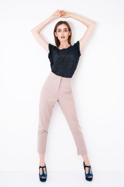 fasshion model poz Studio beyaz arka plan üzerinde