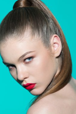 Taze makyaj ve güçlü saç güzellik modeli portre kadınla. 