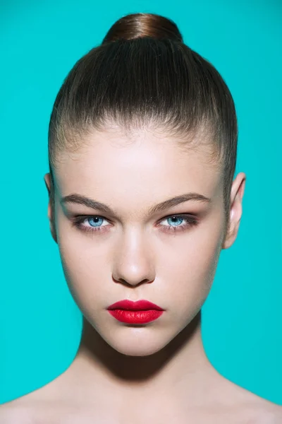 Modelo de belleza retrato mujer con maquillaje fresco y peinado fuerte . —  Fotos de Stock