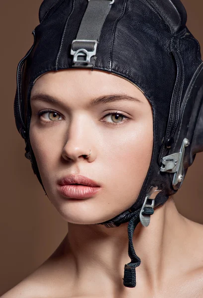 Vrouw in zwarte helm en professionele make-up close-up portret — Stockfoto