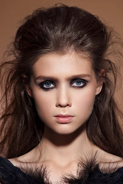 Mode glänzende Textmarker auf der Haut, Glanz Lippen Make-up und natürliche Augenbrauen — Stockfoto
