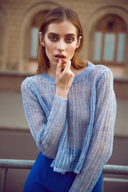 model poz şehir arka plan üzerinde 