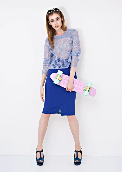 Vogue divat modell nő pózol kék szoknya, fehér stúdió-háttér. — Stock Fotó