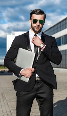 kentsel ortamda portre yakışıklı işadamı