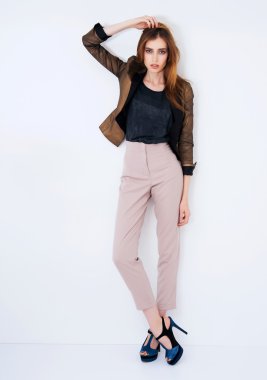  model poz Studio beyaz arka plan üzerinde.