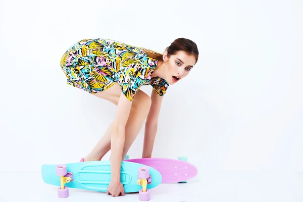 Szexi vogue divatmodell színes ruha, világos dísz előmozdítása longboards stúdió. — Stock Fotó