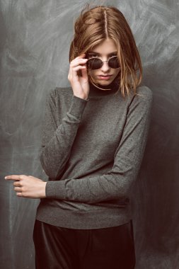 Genç stil sahibi kadın.