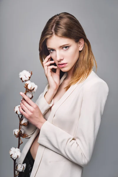 Fashion model woman with cotton plant balls in her hands — Stok fotoğraf