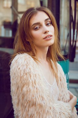 model poz şehir arka plan üzerinde