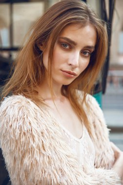 model poz şehir arka plan üzerinde