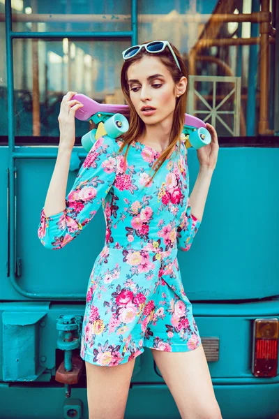 Piękna i moda młoda kobieta z deskorolka na ulicy miasta — Zdjęcie stockowe