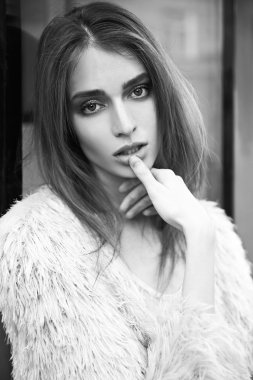 model poz şehir arka plan üzerinde