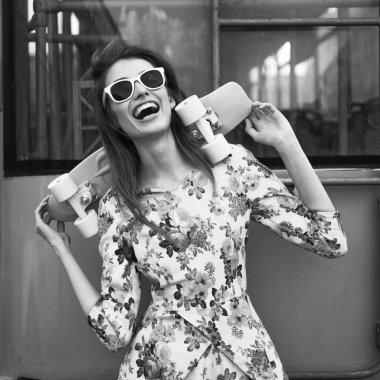 Bir kaykay üzerinde CI ile poz güzel ve moda kadın