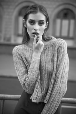 model poz şehir arka plan üzerinde