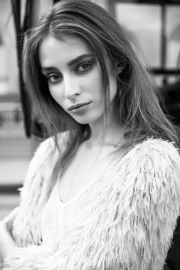 model poz şehir arka plan üzerinde