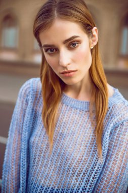 model poz şehir arka plan üzerinde