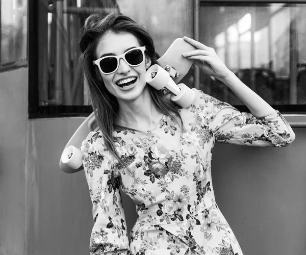 Szép és a divat a fiatal nő pózol egy gördeszka, CI — Stock Fotó