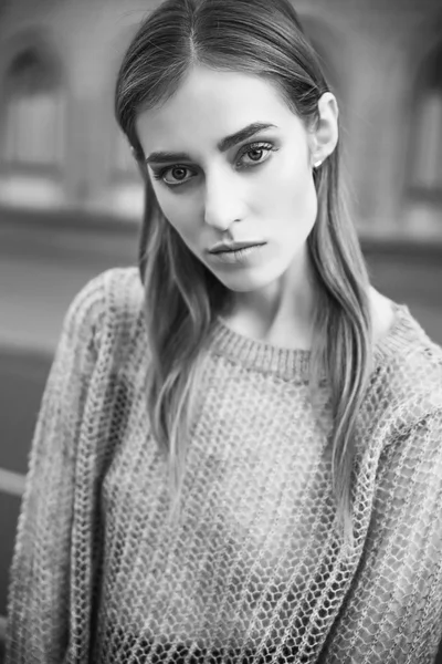 model poz şehir arka plan üzerinde