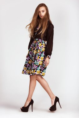 moda model kadın poz Studio gri arka plan üzerinde