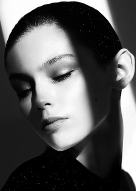 Vogue stilini şehvetli kadın fotoğrafı